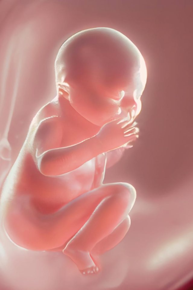 bebelus in lichid amniotic